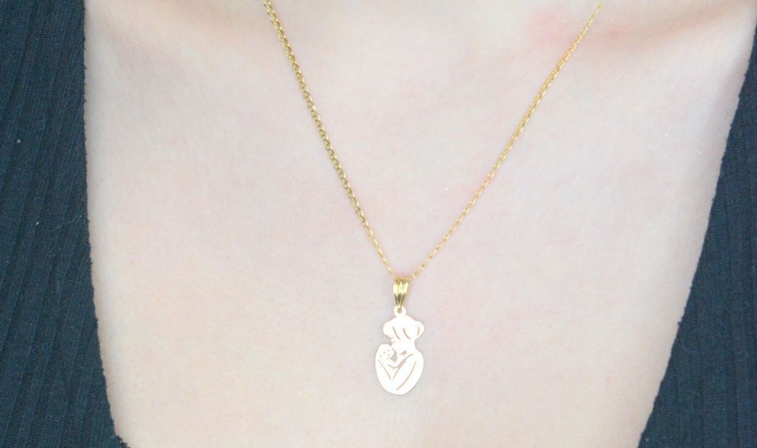 Zawieszka złota Mama z dzieckiem, próba 585 ZA 7421 585, dla mamy. Zawieszka przedstawiająca kobietę z dzieckiem będzie wspaniałym podarunkiem dla przyszłej mamy, z okazji Dnia Matki.1.jpg